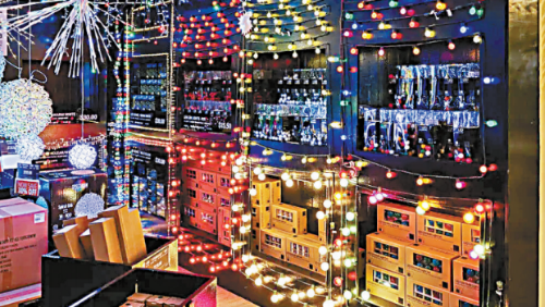 特朗普對(duì)中國(guó)實(shí)施高達(dá)145%關(guān)稅，許多企業(yè)被迫暫停訂單，預(yù)期圣誕商品將短缺及價(jià)格飆升。