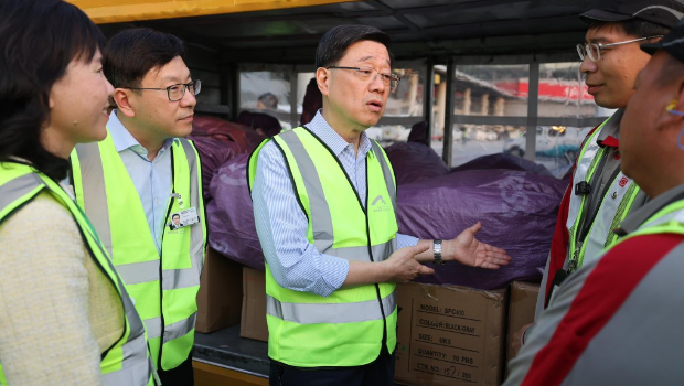 李家超伙孫玉菡、陳美寶到機場停機坪與地勤人員交流。