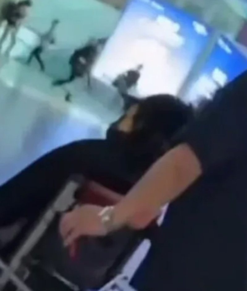 坐輪椅現(xiàn)身機場