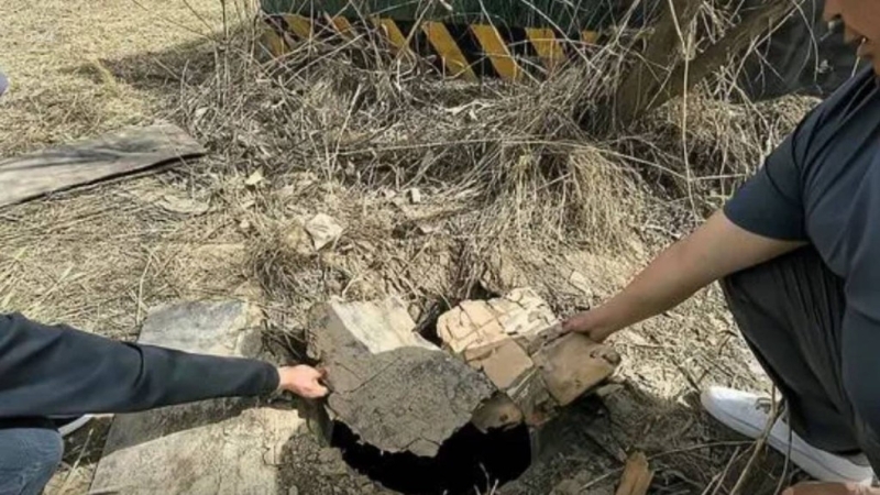 小賀的家人質(zhì)疑化糞池僅用殘破膠板掩封，周邊又無(wú)警告標(biāo)示，是造成事故原因。