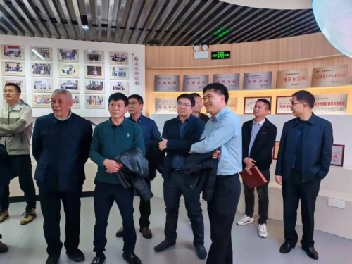 郭從愿長子郭榮賢（中）也熱心僑務(wù)。