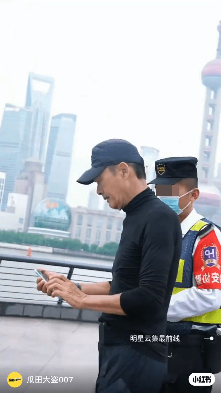 近日有影片流出，見到周潤發(fā)于上海練跑，于外灘遇上粉絲要求合照。.png