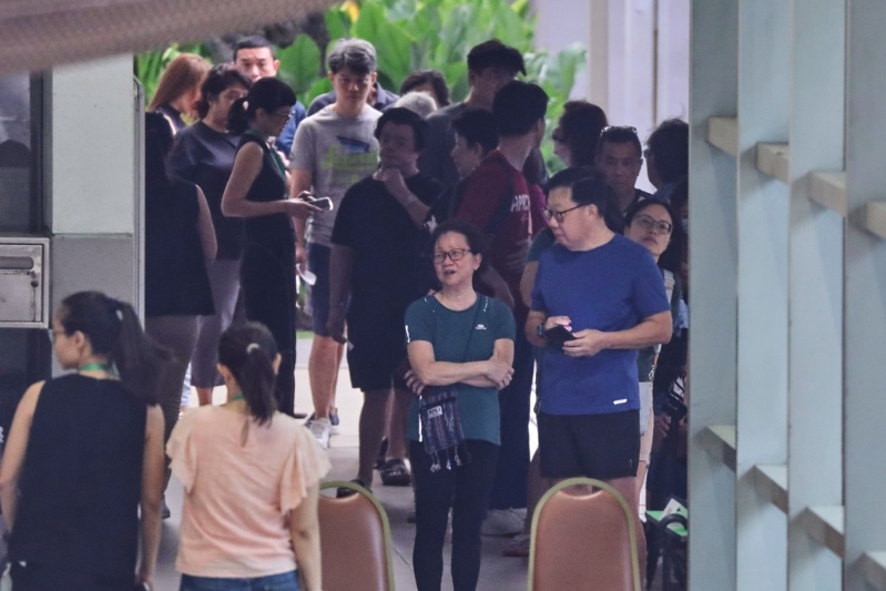 新加坡民眾在票站外排隊(duì)投票。