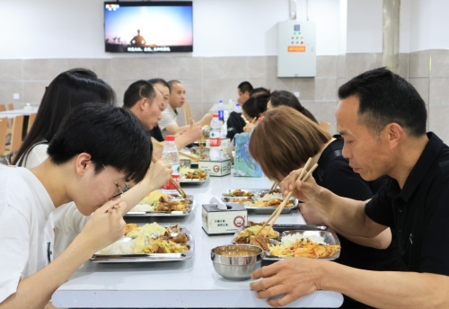 政府食堂深受民眾歡迎。中新社