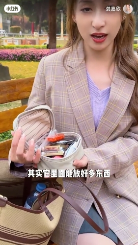 龔嘉欣拍了一段開箱片，原來她的包包乜都有，似足百寶袋。