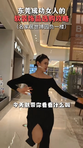 在導(dǎo)覽過程中，于淼都以夸張的口吻與動作展示不同家居場景，陸續(xù)解說不同裝飾品的特色，十分專業(yè)。