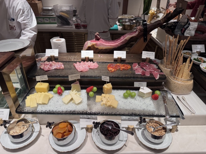 除了即點(diǎn)即煮海鮮外，其余自助餐必有的冷盤、刺身、熱葷、燒味等也齊備。