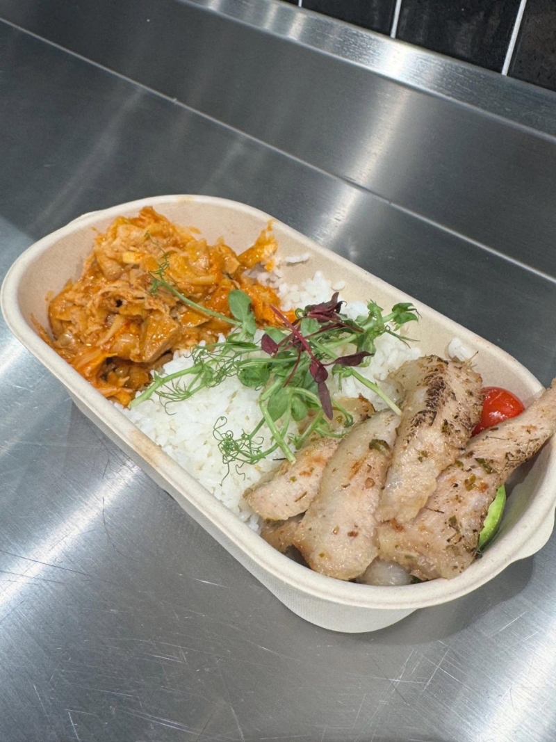 不過，如此定價(jià)對(duì)事主來說挑戰(zhàn)也不少，他解釋“68蚊既兩餸飯好似好貴，foodcost大約20蚊，人手得兩個(gè)，空間又冇”。