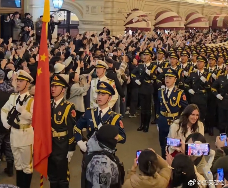 解放軍儀仗隊參與莫斯科閱兵彩排。 微博@空天礪劍