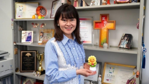 校園暴力及欺凌時(shí)有發(fā)生，為引導(dǎo)學(xué)生走出幽暗，馮麗姝博士埋首20載，到校識(shí)別高危學(xué)生。