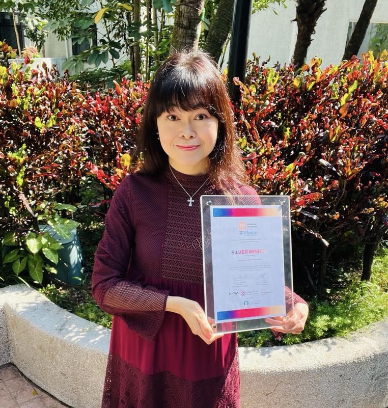 馮麗姝屢獲教學(xué)殊榮，于2022年獲「教育界奧斯卡」QS全球教學(xué)創(chuàng)新大獎(jiǎng)?lì)C發(fā)獎(jiǎng)項(xiàng)。