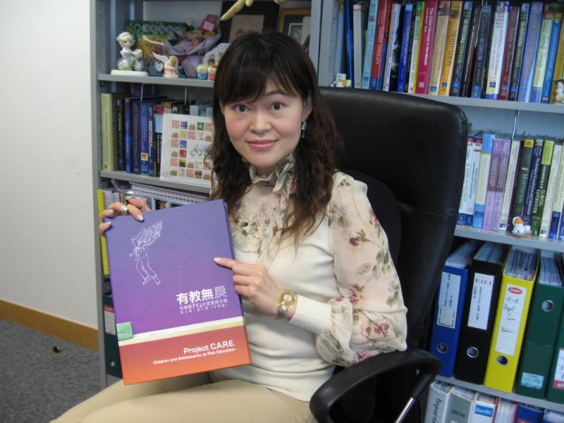 馮麗姝與團(tuán)隊(duì)出版多本實(shí)務(wù)手冊(cè)，派發(fā)到不同學(xué)校。