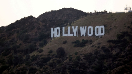 美國總統(tǒng)特朗普考慮對非美國制作的電影課征100％關稅，外媒及分析師評論，若他國對此祭出報復，將對美國影視產業(yè)造成毀滅性后果。