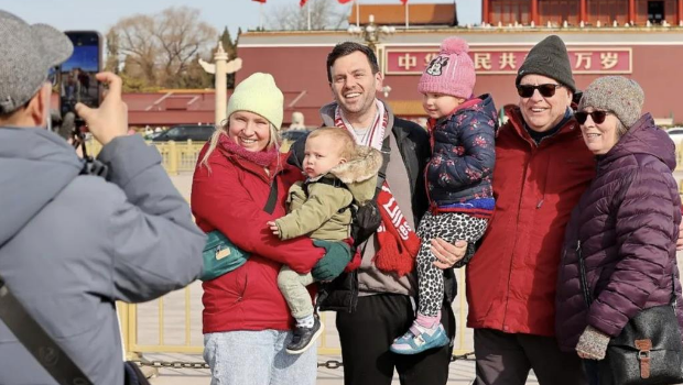 “五一”假期消費市場紅火，入境游增超一倍。（央視新聞）