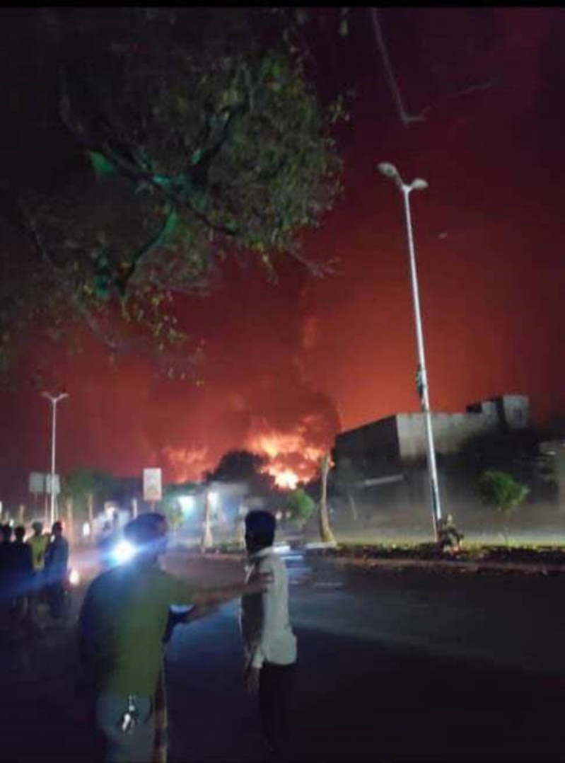 以色列空襲也門荷臺(tái)達(dá)港至少2死42傷。新華社