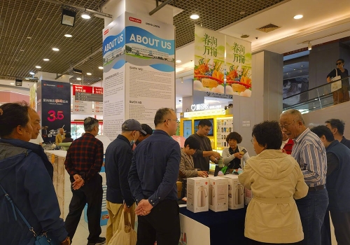 上海環(huán)球港出口商品展銷會于五一前開幕，吸引民眾選購貨品。