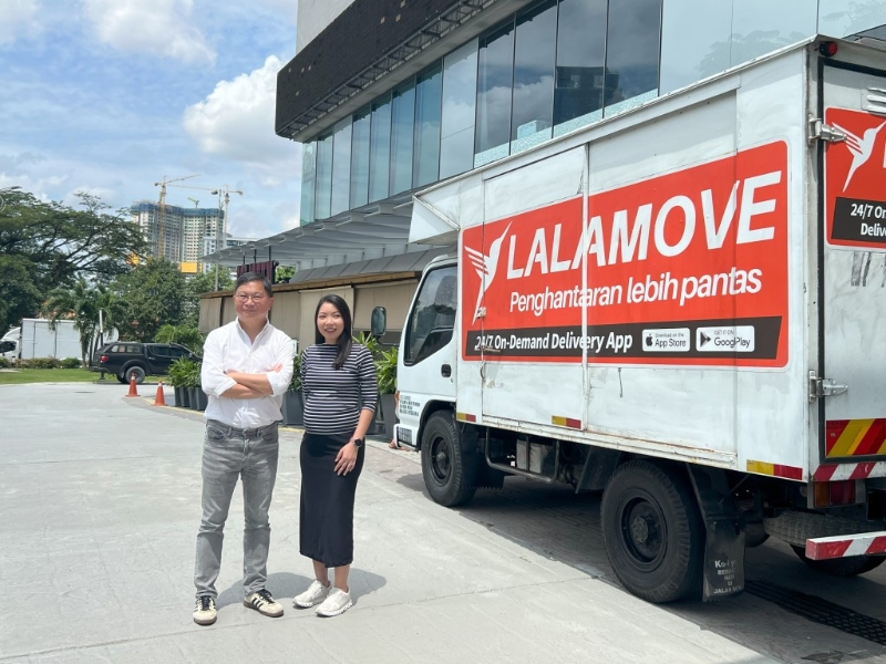 Lalamove首席運(yùn)營(yíng)官盧家培（左）說馬來西亞業(yè)務(wù)在開業(yè)兩三年已收支平衡，旁為L(zhǎng)alamove馬來西亞董事總經(jīng)理鄭欣盈。.jpeg