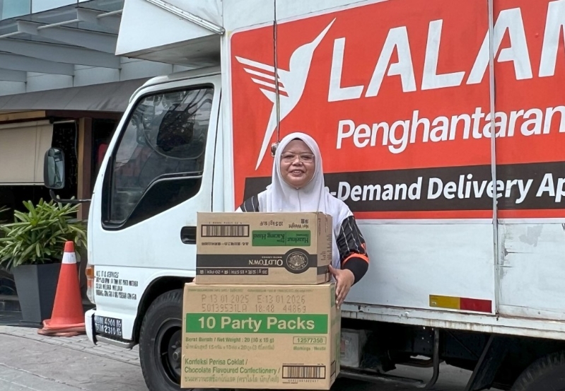 Lalamove在馬來西亞的司機(jī)伙伴Ain Shafinarz表示，選擇加盟Lalamove是因?yàn)楣ぷ鲿r(shí)間較彈性，客源穩(wěn)定。.jpg