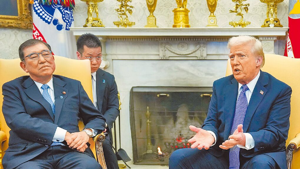 對(duì)比日本不斷釋出與美國(guó)關(guān)稅談判的部分內(nèi)容，日本政府態(tài)度也日趨強(qiáng)硬。專家質(zhì)疑有關(guān)對(duì)美關(guān)稅談判上，許多訊息卻不披露。圖為日本首相石破茂日前與美國(guó)總統(tǒng)特朗普會(huì)談。