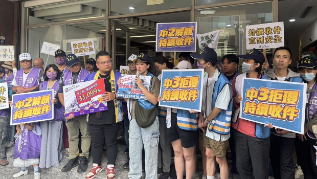 臺(tái)中罷免中二選區(qū)藍(lán)委顏寬恒和中三選區(qū)藍(lán)委楊瓊瓔團(tuán)體6日前往臺(tái)中市選委會(huì)送件，分別送進(jìn)3萬3099件和2萬6775分聯(lián)署書。