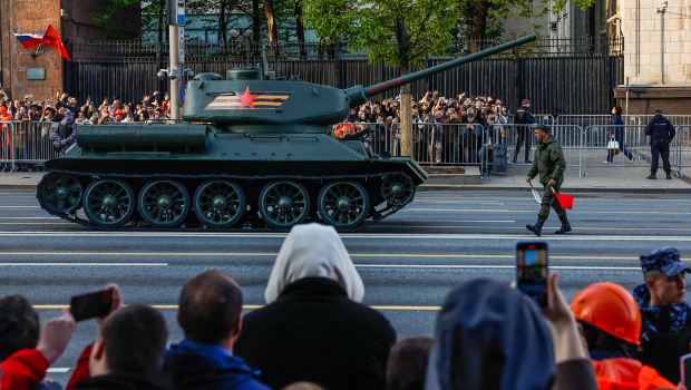 俄羅斯莫斯科街頭4日出現(xiàn)蘇聯(lián)時(shí)期T-34坦克 俄羅斯莫斯科街頭4日出現(xiàn)蘇聯(lián)時(shí)期T-34坦克