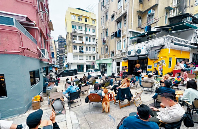 每逢周末及假日，太平山街部分街道坐滿顧客，于露天享受餐飲。.jpg
