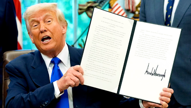 美聯(lián)社6日?qǐng)?bào)導(dǎo)，美國(guó)總統(tǒng)特朗普下周出訪中東期間，預(yù)計(jì)將宣布美國(guó)將改稱“波斯灣”為“阿拉伯灣”。