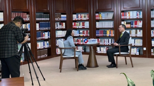 林定國總結(jié)為國際化、高水平、信譽好3個優(yōu)勢，使香港成為超級聯(lián)系人。 林定國FB圖片