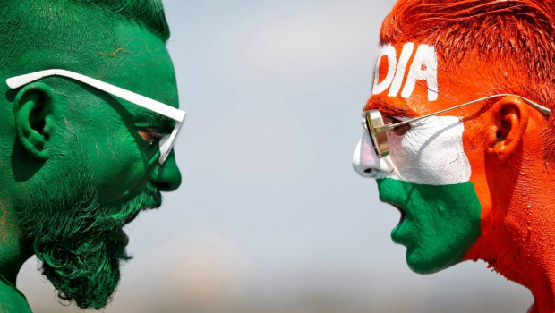 2021年10月23日，兩名男子在臉上涂鴉印度和巴基斯坦國(guó)旗。路透社