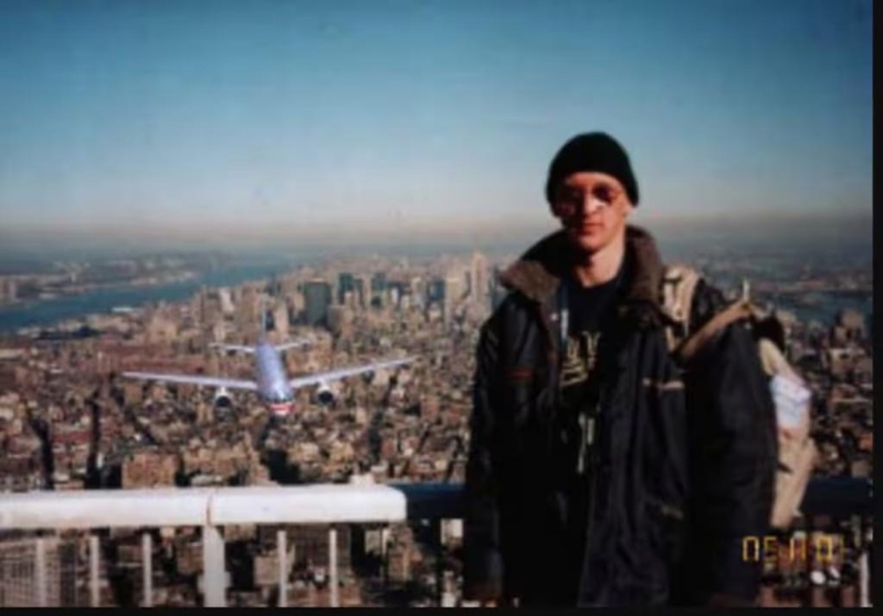 2001年紐約911襲擊發(fā)生后數(shù)天，網(wǎng)傳一男子看似在飛機撞擊前一刻站在世貿(mào)中心觀景臺的照片。