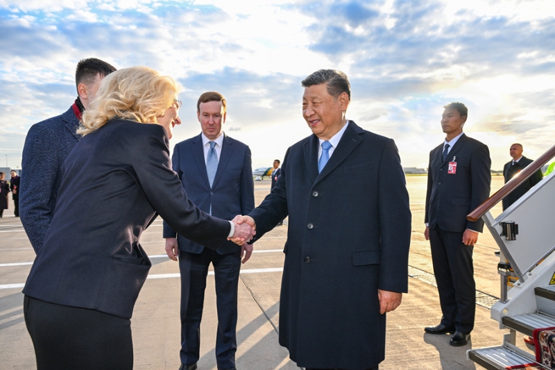 當(dāng)?shù)貢r間5月7日晚，國家主席習(xí)近平乘專機(jī)抵達(dá)莫斯科，應(yīng)俄羅斯總統(tǒng)普京邀請，對俄羅斯進(jìn)行國事訪問并出席紀(jì)念蘇聯(lián)偉大衛(wèi)國戰(zhàn)爭勝利80周年慶典。習(xí)近平抵達(dá)莫斯科伏努科沃專機(jī)機(jī)場時，俄羅斯副總理戈利科娃等政府高級官員熱情迎接。新華社