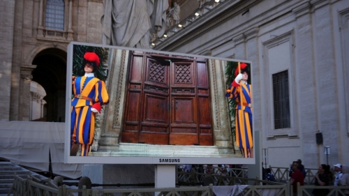 身在梵蒂岡的群眾透過(guò)大屏幕關(guān)注西斯汀教堂的動(dòng)靜。 美聯(lián)社