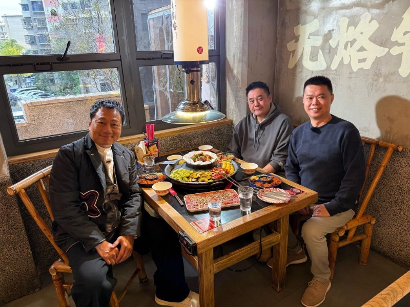 陳志華（右）邀請(qǐng)了藝人黎耀祥和麥長(zhǎng)青拍攝旅客節(jié)目，廣獲好評(píng)。