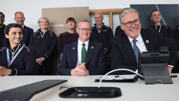 英國(guó)首相斯塔默(前右1)8日與美國(guó)總統(tǒng)特朗普越洋通話 英國(guó)首相斯塔默(前右1)8日與美國(guó)總統(tǒng)特朗普越洋通話