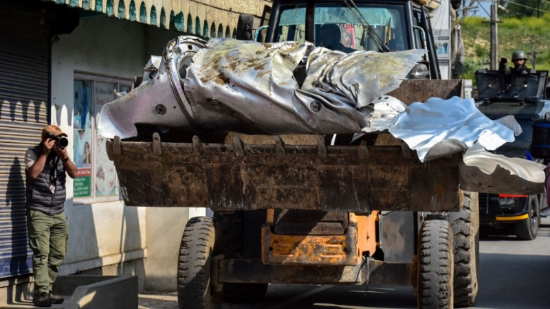 推土機(jī)正在運送不明軍機(jī)殘骸。