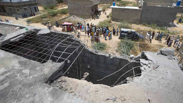 疑似遭印度無人機(jī)攻擊而受損的住宅屋頂