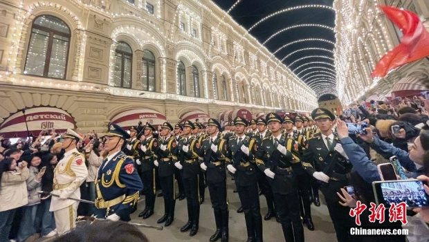 中國(guó)人民解放軍儀仗司禮大隊(duì)震撼亮相，受到華僑華人、留學(xué)生和當(dāng)?shù)孛癖姛崃覛g迎