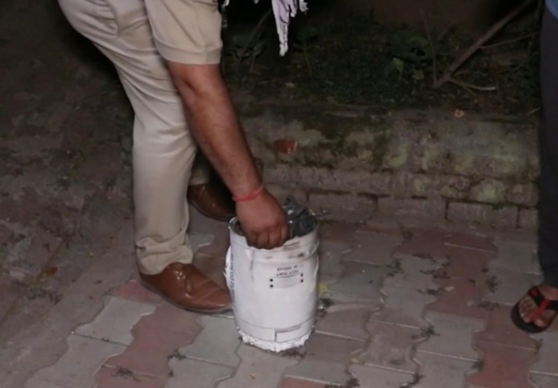 印度民眾發(fā)現(xiàn)了中國(guó)PL-15空對(duì)空導(dǎo)彈殘骸。