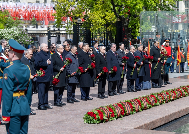 習(xí)近平同其他國家領(lǐng)導(dǎo)人一起從紅場來到亞歷山大花園，向無名烈士墓獻(xiàn)花，并肅立默哀、