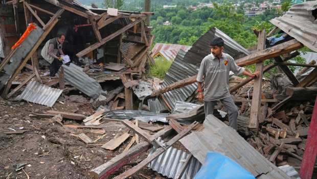 圖為民眾9日眼看自己的商店被夷為平地。