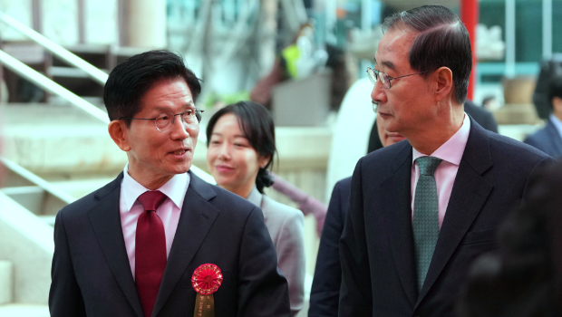 原總統(tǒng)候選人金文洙（左）將被撤換，由無黨籍總統(tǒng)候選人韓悳洙（右）上陣。