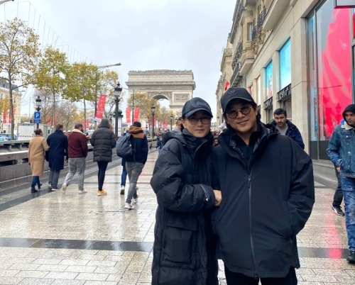 李連杰與太太利智結婚多年，依然很恩愛。