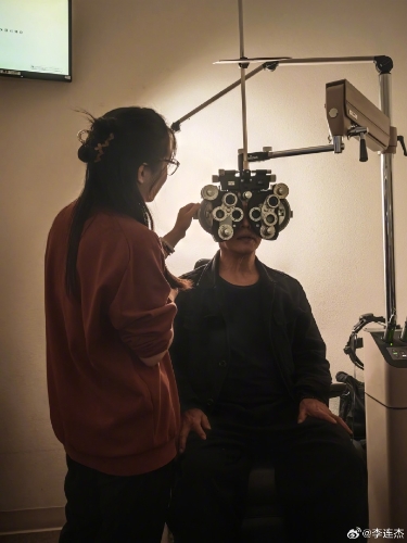 李連杰日前罕有貼上二女相。