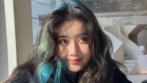 25歲新生代女星李凱馨是星二代，爸爸是新加坡男星俞宏榮，媽媽是新加坡主持人權(quán)怡鳳，屬新加坡國籍。