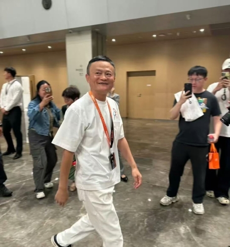 馬云現(xiàn)身阿里集團總部。 微博@IT觀察猿