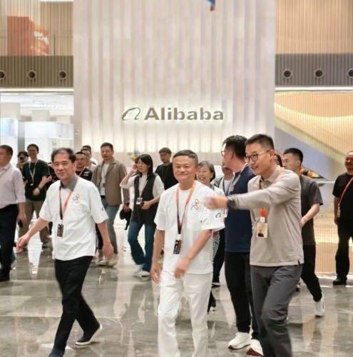 馬云現(xiàn)身阿里集團總部。微博@IT觀察猿