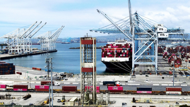 美國總統(tǒng)特朗普對中國商品課征145％進口關(guān)稅，9日傳出從中國出發(fā)、駛往加州港口的貨船數(shù)量已經(jīng)“歸零”。畫面為5日的加州長堤港。