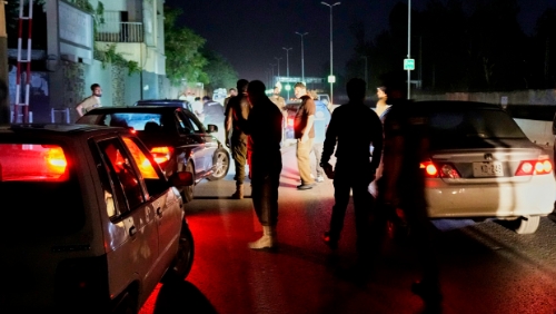 《紐約時(shí)報(bào)》10日指出，印度空襲逼近巴基斯坦監(jiān)控核武庫(kù)的“戰(zhàn)略規(guī)畫(huà)局”（Strategic Plans Division）附近努爾汗（Nur Khan）空軍基地，讓美方擔(dān)憂沖突很快升級(jí)為核武沖突，因此決定插手，敦促印巴?；?。