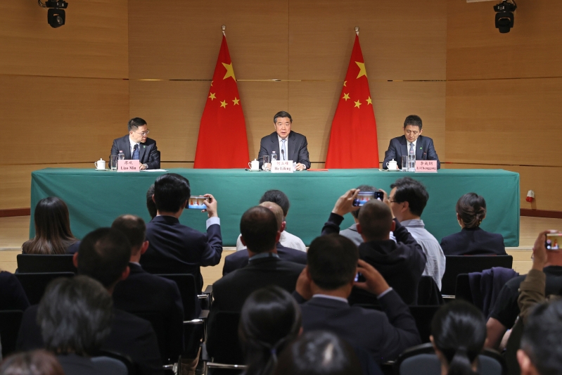 中美經(jīng)貿(mào)高層會談5月10日至11日在瑞士日內(nèi)瓦舉行。中美經(jīng)貿(mào)中方牽頭人、國務(wù)院副總理何立峰當(dāng)?shù)貢r間11日晚在出席中方代表團舉行的新聞發(fā)布會。新華社