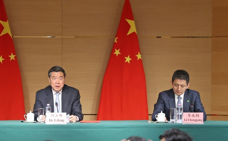 何立峰和李成鋼在記者會上。 新華社